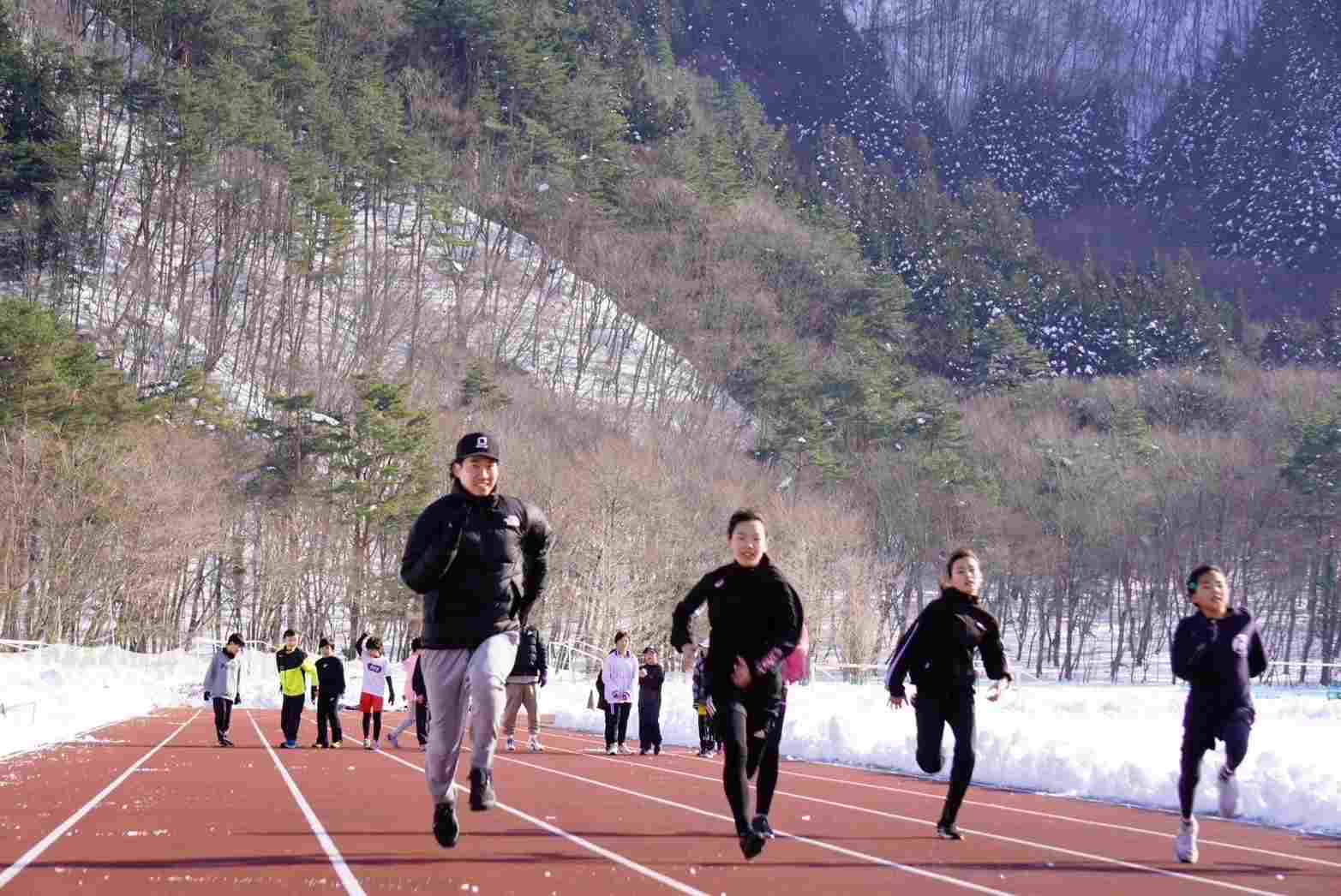 冬合宿で三枝浩基コーチが子供たちと一緒に走っています。
